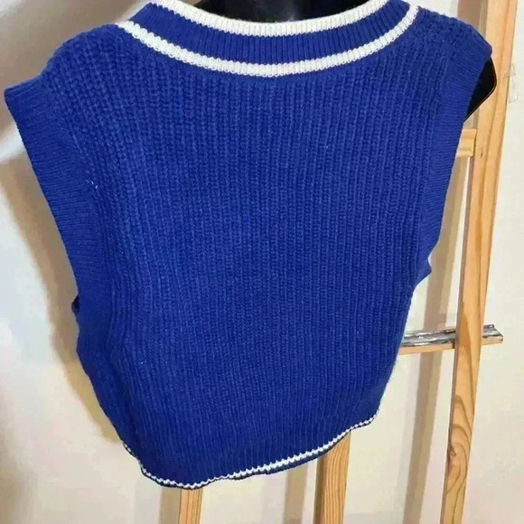 H&M Divided pullover sweater tank size medium blue and white V-neck - Picture 2 of 6